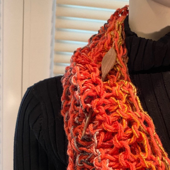 Set of 2 Wooden Hand-carved Scarf Pens - Picture 3 of 6